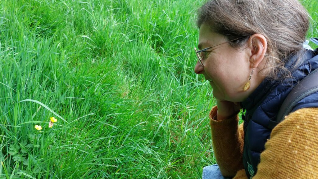 Marie Dewynter en promenade botanique